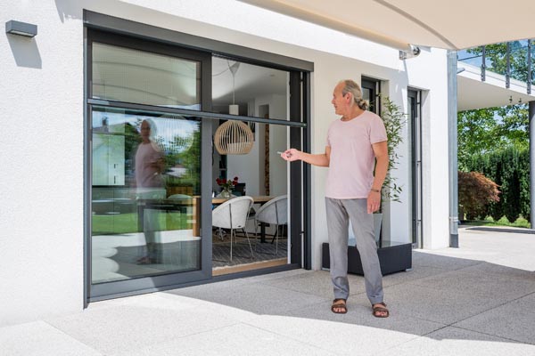 erfal-insektenschutz-elektro-rollo-schnelllauf-motor-solarpanel