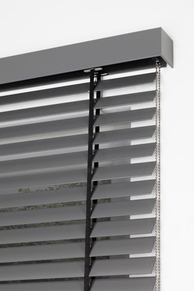 erfal-jalousie-holz-grau-mit-blende-und-leiterbaendern