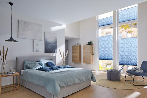 erfal-plissee-mara-953-58-blau-schlafzimmer