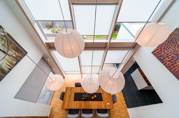 erfal-rollos-an-hoher-fensterfront