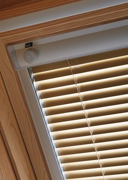 germania-luxaflex-aluminium-jalousien-dachfenster-auf-mass