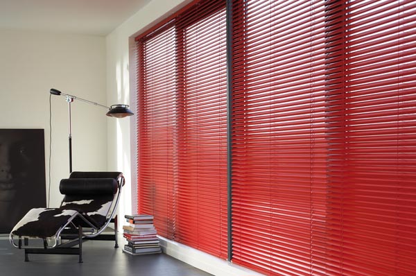 germania-luxaflex-aluminium-standard-jalousie-freihaegend-rot