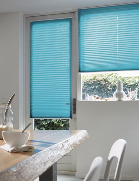 germania-luxaflex-plissee-freihaengend-verspannt-tuerkis
