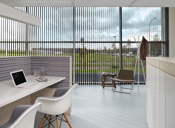 germania-luxaflex-vertikal-lamellen-kollektion-buero-bildschirmarbeitsplatz.