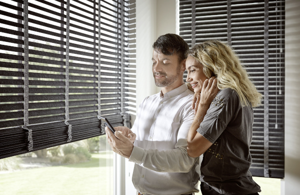 kadeco-design-filz-jalousie-schwarz-smart-home-somfy