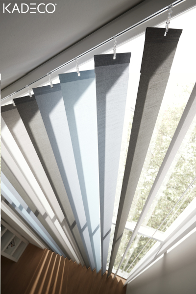 kadeco-lamellenvorhang-slope-giebelfenster-stoffesilver_blues-detail-web